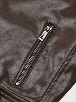 Veste de motard courte en cuir marron fermeture éclair à revers et ceinture coupe ajustée.