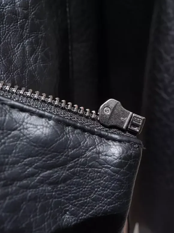 Veste bomber vintage en similicuir noir et marron uni coupe décontractée taille élastiquée.