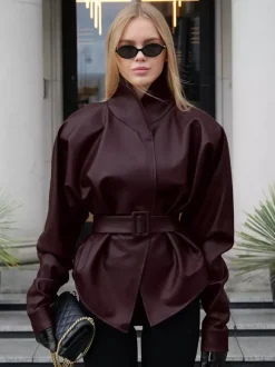 Veste ceinturée en similicuir bordeaux pour femme - Col montant taille cintrée basque - Style streetwear chic printemps 2026