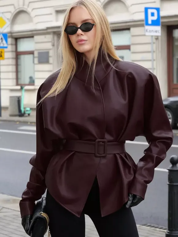 Veste ceinturée en similicuir bordeaux pour femme - Col montant taille cintrée basque - Style streetwear chic printemps 2026