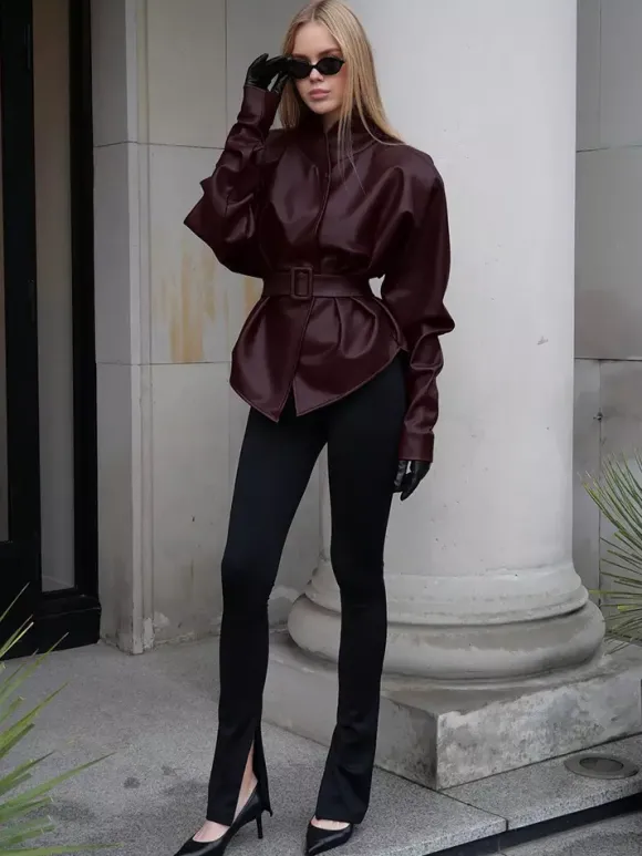 Veste ceinturée en similicuir bordeaux pour femme - Col montant taille cintrée basque - Style streetwear chic printemps 2026