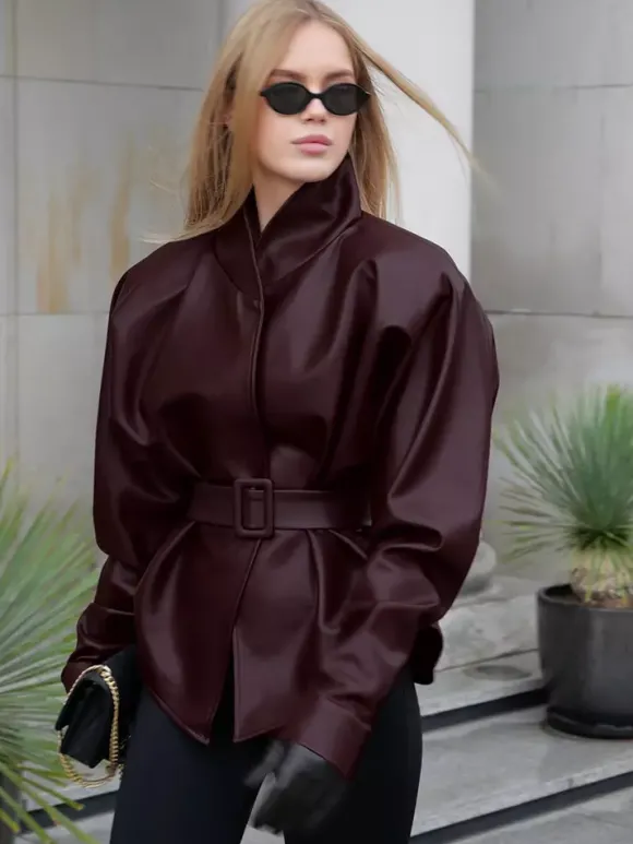 Veste ceinturée en similicuir bordeaux pour femme - Col montant taille cintrée basque - Style streetwear chic printemps 2026