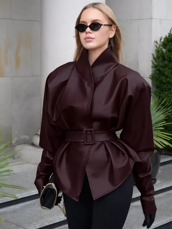 Veste ceinturée en similicuir bordeaux pour femme - Col montant taille cintrée basque - Style streetwear chic printemps 2026