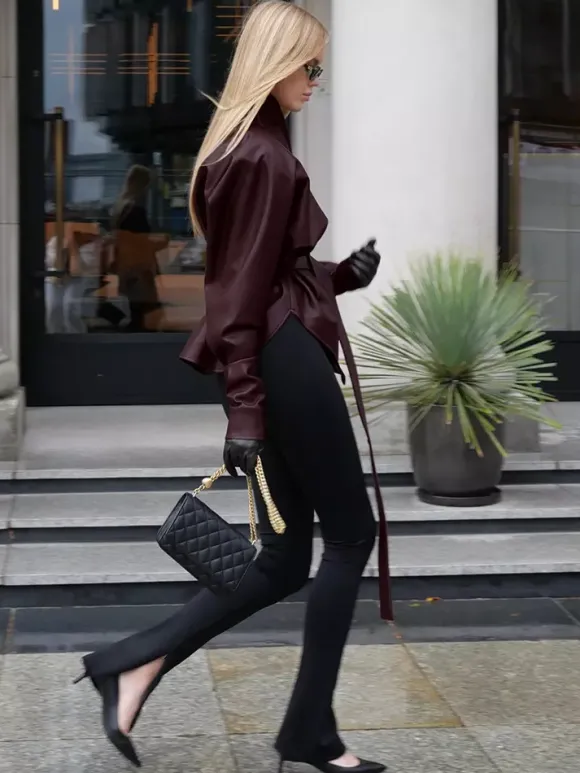 Veste ceinturée en similicuir bordeaux pour femme - Col montant taille cintrée basque - Style streetwear chic printemps 2026