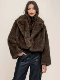 Veste en fausse fourrure marron à revers cranté collection hiver 2026 pour femmes