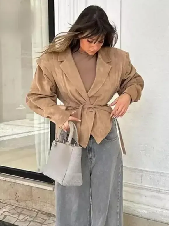Veste portefeuille en suédine pour femme - Blazer marron tailleur coupe sablier épaules structurées - Collection printemps chic streetwear 2026