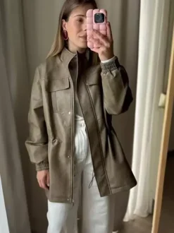 Veste safari en similicuir pour femme - Manteau mi-long à taille élastiquée col montant et poches cargo - Style streetwear chic printemps 2026