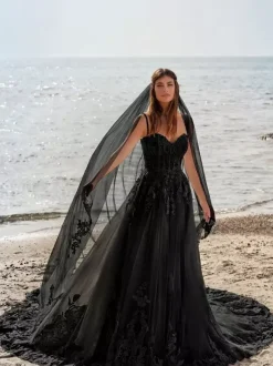 Voiles de mariée à un niveau en tulle appliqué avec bordure en dentelle appliquée et effet cascade