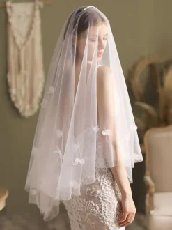 Voiles de mariage ivoire Fleurs à deux niveaux Tulle Bord coupé Voile de mariée classique