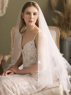 Voiles de mariage ivoire Fleurs à deux niveaux Tulle Bord coupé Voile de mariée classique