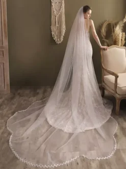 Voiles de mariage ivoire à un niveau tulle bord fini cascade long voile de mariée
