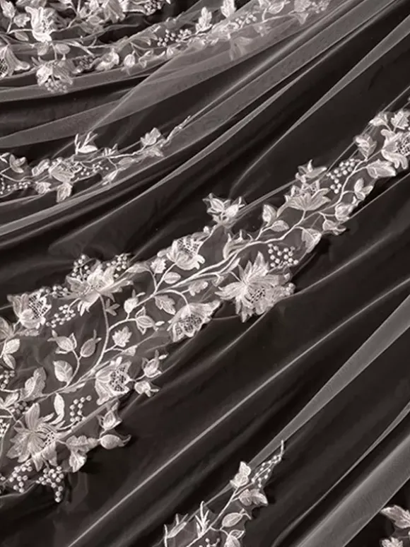 Voiles de mariée à deux niveaux en dentelle et tulle bord en dentelle appliquée effet cascade
