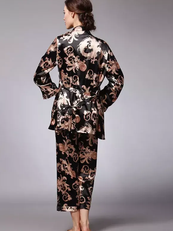 Vêtements d'intérieur à col rabattu et manches longues aspect soie